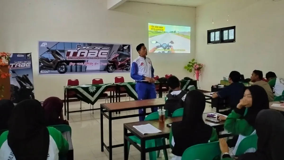 Instruktur Honda memberikan materi keselamatan berkendara (safety riding) kepada siswa SMK Muhammadiyah 1 Palu dalam kegiatan pembinaan kelas industri Jurusan Teknik Sepeda Motor (TSM). (Istimewa)