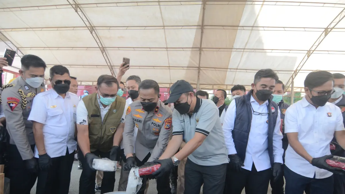 Kapolda Sulawesi Tengah, Brigjen Pol. Nasri, bersama unsur Forkopimda memusnahkan barang bukti narkotika hasil pengungkapan kasus selama periode Januari hingga Juni 2026 di Mapolda Sulawesi Tengah, Jumat (26/6/2026).
