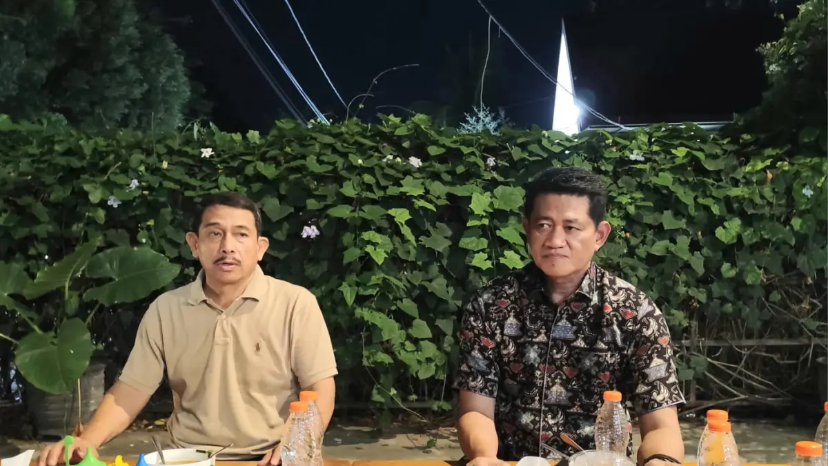  Kepala Kejaksaan Tinggi Sulawesi Tengah, Zullikar Tanjung (kiri), Asintel Salman saat diskusi santai bersama wartawan di salah satu cafe di Kota Palu, Jumat (26/6/2026). (Rony Sandhi/ Radar Palu)