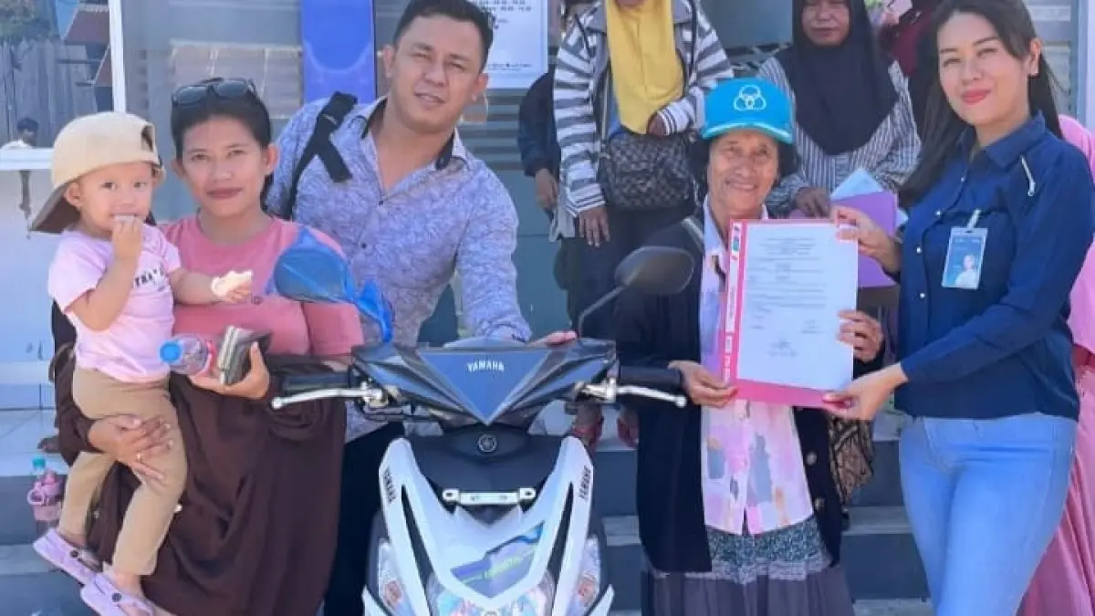 Nasabah BRI Unit Bunta menerima hadiah utama Yamaha Mio M3 dalam program Panen Hadiah Simpedes yang digelar di depan Kantor BRI Unit Bunta sebagai bentuk apresiasi kepada nasabah yang rutin menabung. Foto Istimewa