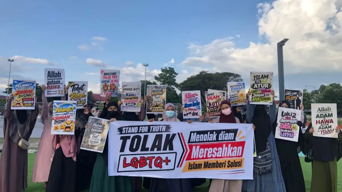 Sejumlah aktivis perempuan membentangkan poster saat menggelar aksi kampanye menolak normalisasi LGBT di Lapangan Vatulemo, Kota Palu, Rabu (24/6). (Istimewa)