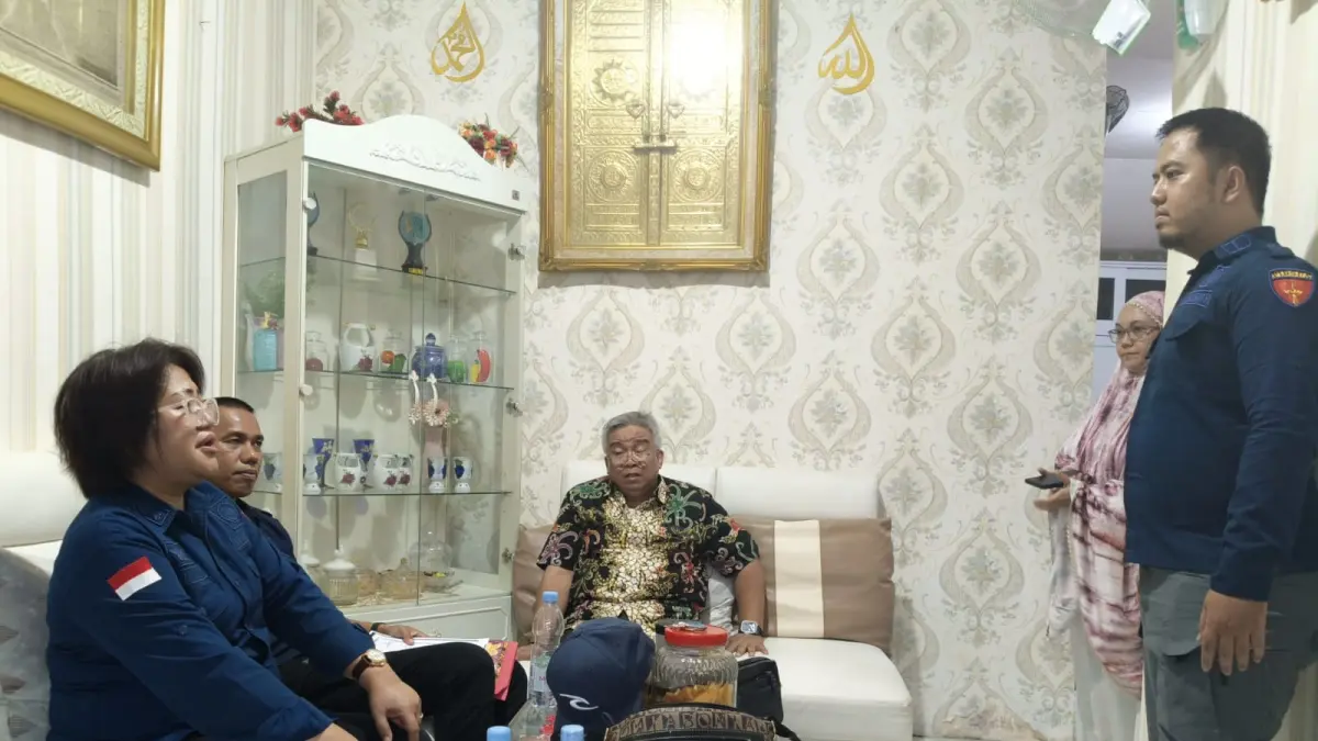 Tim Penyidik Kejati Sulawesi Tengah saat melakukan penggeledahan dan penyitaan barang bukti terkait dugaan korupsi sektor pertambangan.