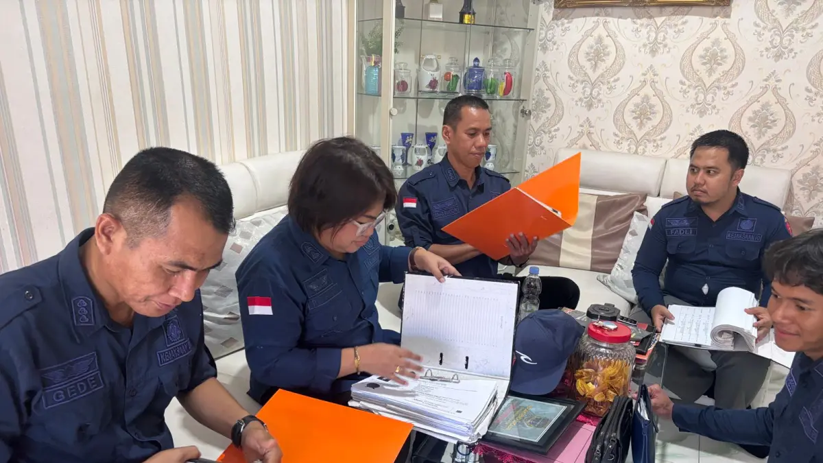 Tim Penyidik Kejati Sulawesi Tengah saat melakukan penggeledahan dan penyitaan barang bukti terkait dugaan korupsi sektor pertambangan.