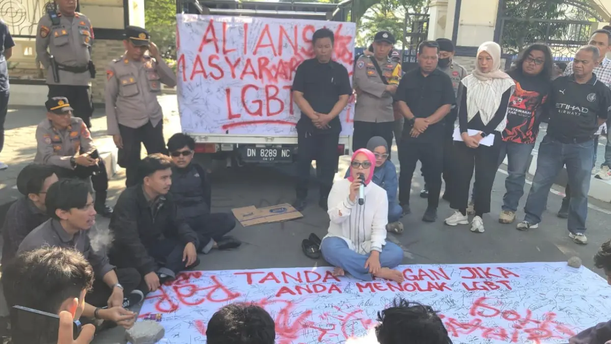 Wakil Ketua I DPRD Sulawesi Tengah, H. Arnila Hi. M. Ali, menerima aspirasi Aliansi Masyarakat Kota Palu yang mendesak pembahasan Perda terkait LGBT di halaman Kantor DPRD Sulawesi Tengah, Jumat (26/6/2026). (Annisa Nurul Wibdy/RADAR PALU)