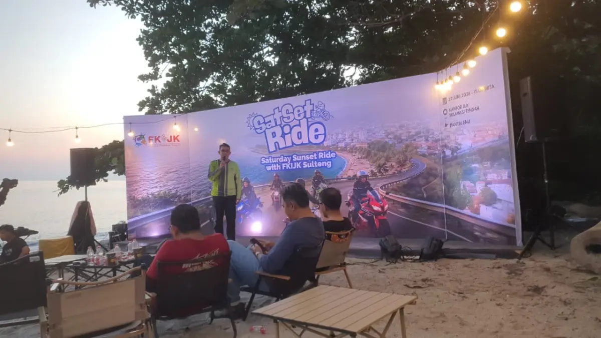 Kebersamaan peserta SatSet Ride FKIJK Sulteng 2026 di Pantai Enu, Donggala, ditutup dengan ramah tamah dan api unggun untuk mempererat sinergi antaranggota FKIJK.