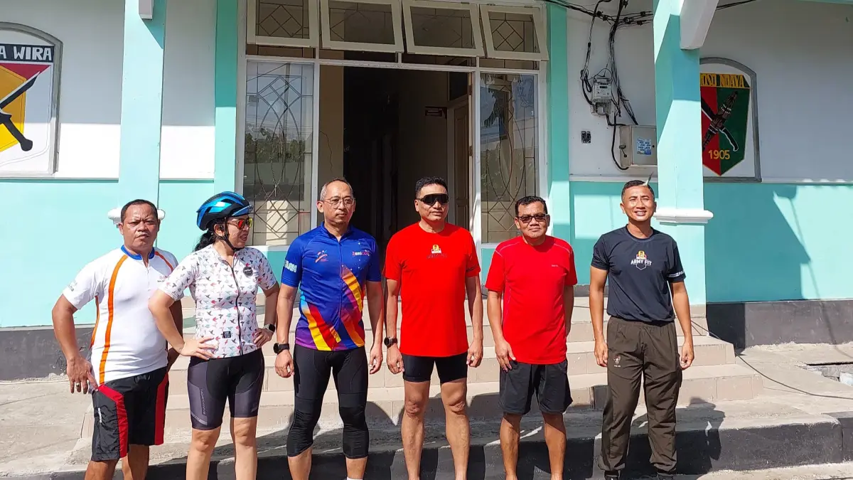 Pangdam XXIII Palaka Wira Mayjen TNI Jonathan Binsar P Sianipar memimpin kegiatan funbike bersama komunitas sepeda Kota Palu dengan rute sekitar 40 kilometer, Sabtu (27/6).&nbsp;