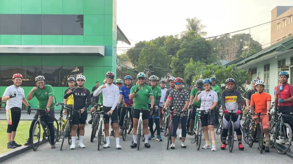 Pangdam XXIII Palaka Wira Mayjen TNI Jonathan Binsar P Sianipar memimpin kegiatan funbike bersama komunitas sepeda Kota Palu dengan rute sekitar 40 kilometer, Sabtu (27/6).&nbsp;