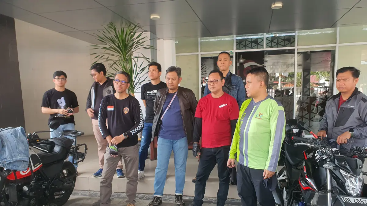 Peserta SatSet Ride FKIJK Sulteng 2026 berkumpul di Kantor OJK Sulteng sebelum memulai touring menuju Pantai Enu, Donggala.