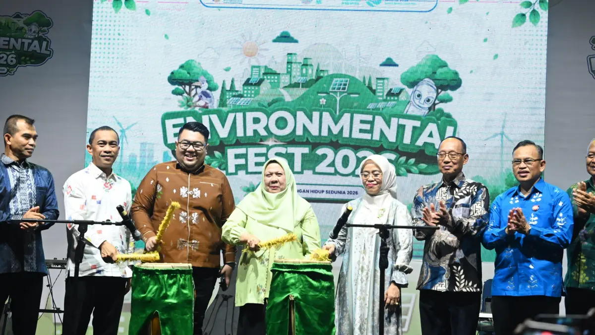 Wakil Gubernur Sulawesi Tengah, Reny Lamadjido, menabuh alat musik tradisional Gimba saat membuka Environmental Fest II 2026 di Lapangan Pogombo, Kantor Gubernur Sulawesi Tengah, Jumat (26/6/2026). Foto: Ro. Adpim Sulteng&nbsp;