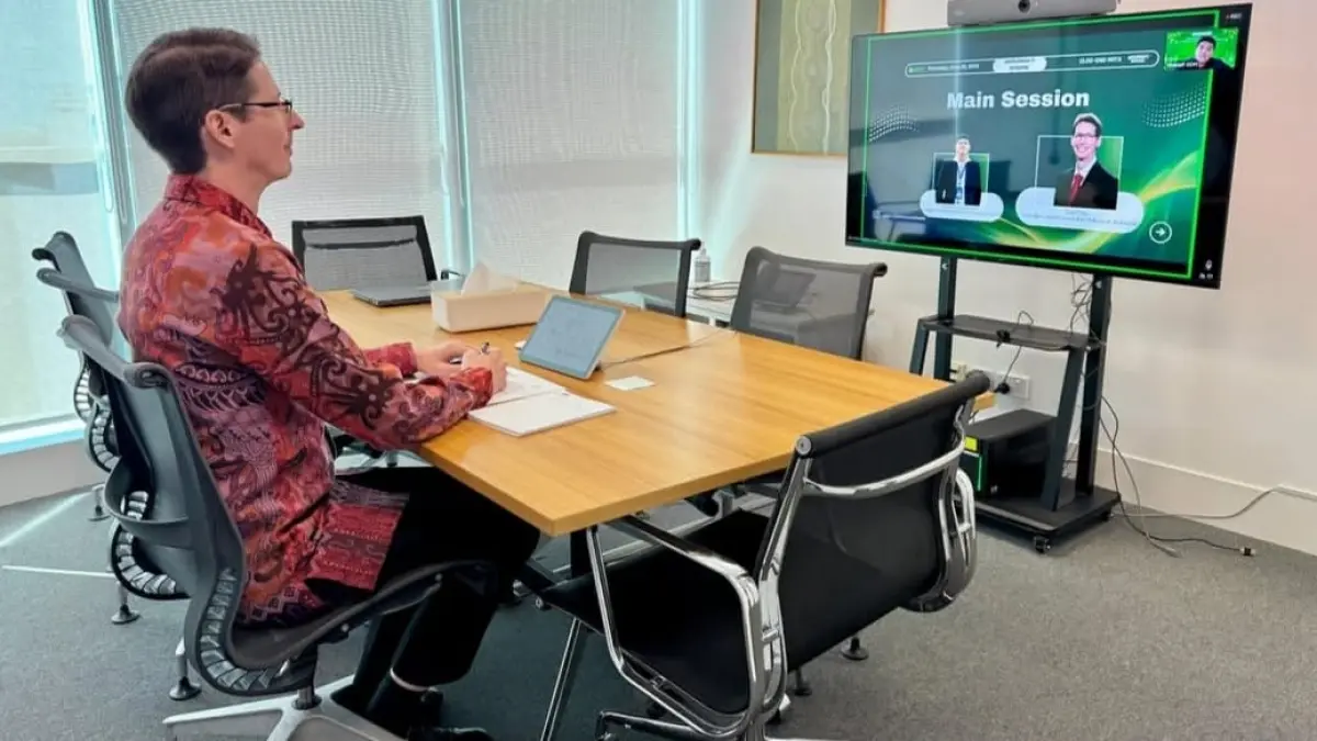 Konsul Australia di Makassar, Todd Dias, mengikuti Sekolah Diplomasi Virtual bersama Green Diplomacy Network untuk membahas transisi energi terbarukan serta penguatan kerja sama Australia dan Indonesia dalam menghadapi perubahan iklim. Foto: Instagram @konjenmakassar/Istimewa.