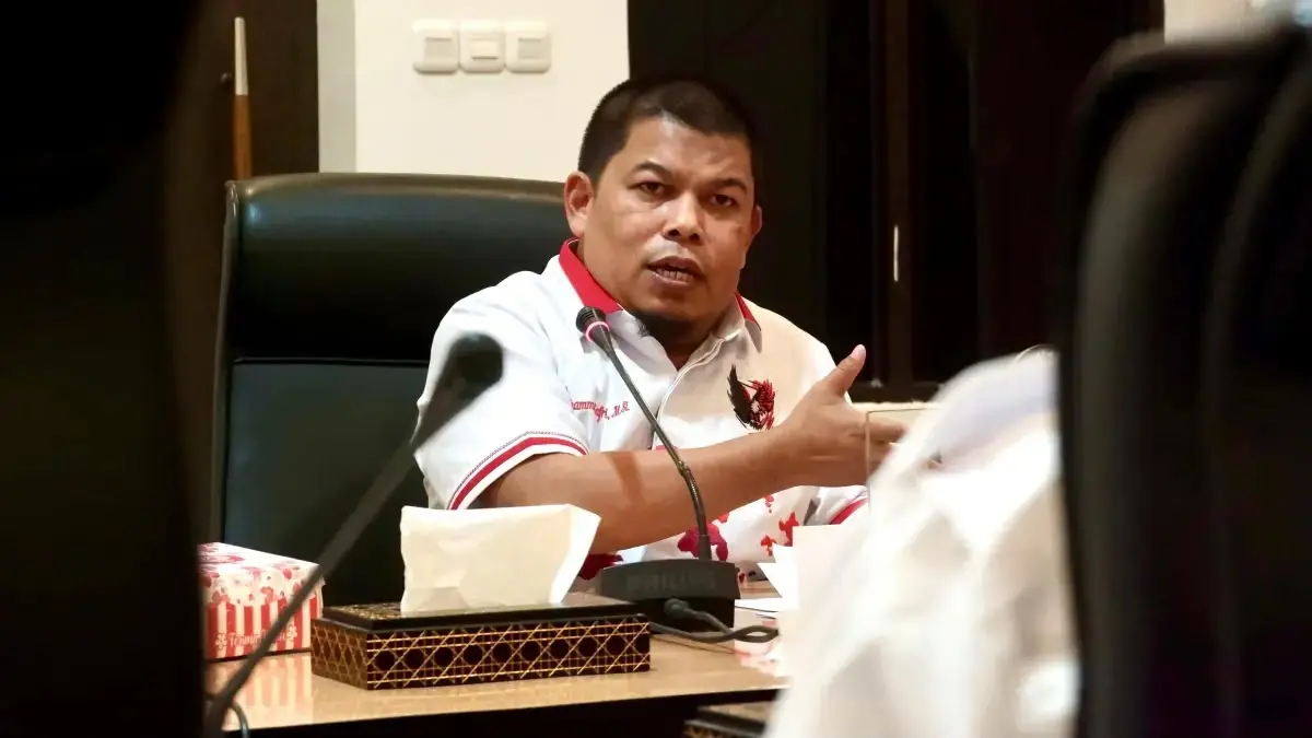 Pengurus PW IKA PMII Sulawesi Tengah, Muhammad Safri, menyampaikan sikap organisasi yang akan memperjuangkan reformulasi Dana Bagi Hasil (DBH), termasuk menggugat Kepmen ESDM Nomor 157 Tahun 2026 melalui jalur hukum, dalam dialog publik di Palu, Minggu (28/6/2026). Foto: Istimewa/Radar Palu.