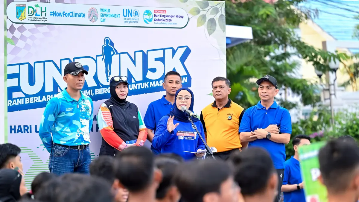 Sebanyak 700 peserta mengikuti Fun Run 5K "Berani Berlari untuk Bumi, Bergerak untuk Masa Depan" di Lapangan Pogombo, Palu, Minggu (28/6/2026). Kegiatan dalam rangka Environmental Fest II 2026 ini mengampanyekan gaya hidup sehat sekaligus kepedulian terhadap lingkungan. Foto: Ro. Adpim Sulteng/Radar Palu.