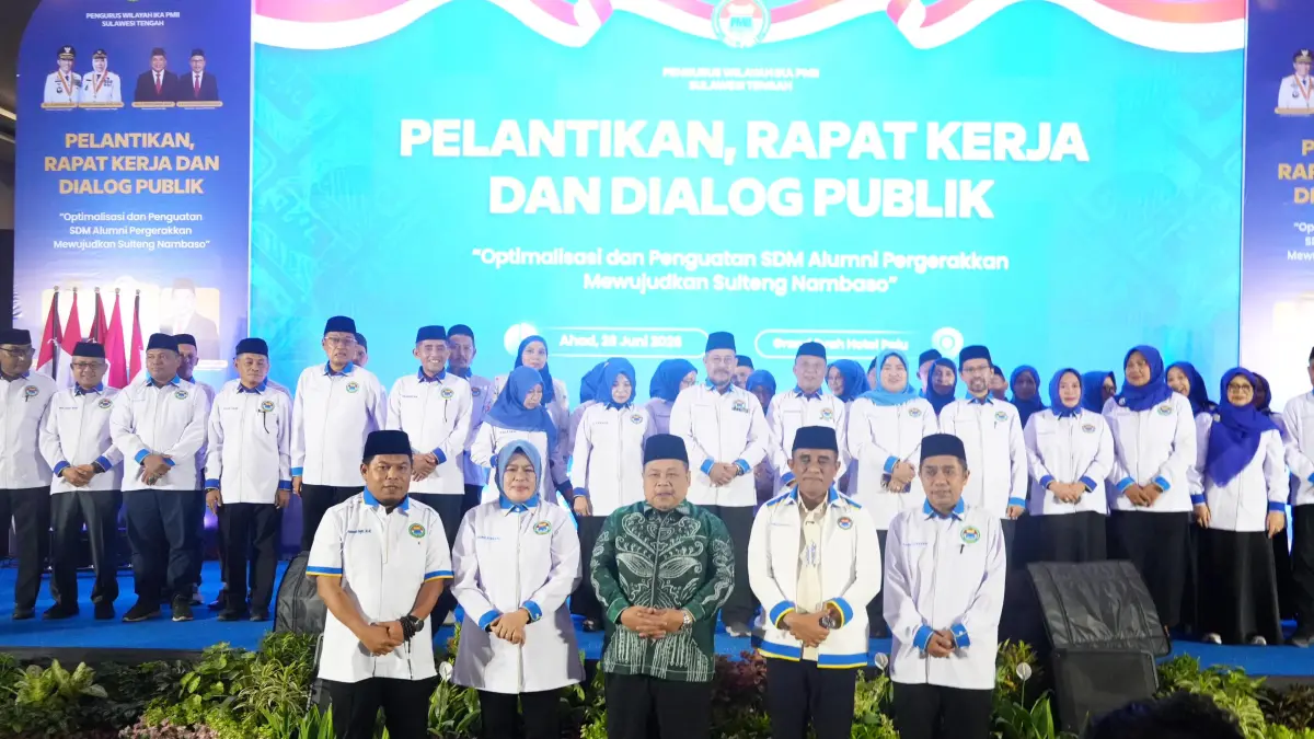 Jajaran pengurus PW IKA PMII Sulawesi Tengah berfoto bersama usai pelantikan dan dialog publik yang mengangkat isu reformulasi Dana Bagi Hasil (DBH) demi mewujudkan keadilan fiskal bagi daerah.
