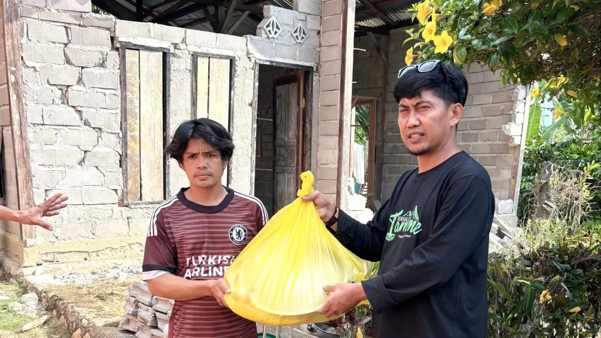 Komunitas Jurnalis TAMEME menyerahkan paket bantuan kemanusiaan kepada warga terdampak gempa bumi di Desa Lembantongoa, Kecamatan Palolo, Kabupaten Sigi, Sabtu (27/6).