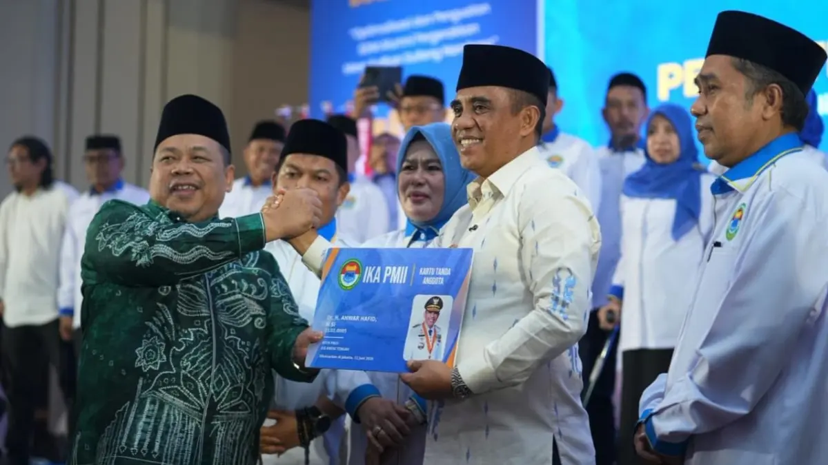 Gubernur Sulawesi Tengah Anwar Hafid menerima penyematan seragam sebagai Anggota Kehormatan IKA PMII dari Ketua Umum PB IKA PMII, Fathan Subchi, pada pelantikan Pengurus Wilayah IKA PMII Sulawesi Tengah di Grand Sya Hotel Palu, Minggu (28/6/2026). Foto: Istimewa/Radar Palu.