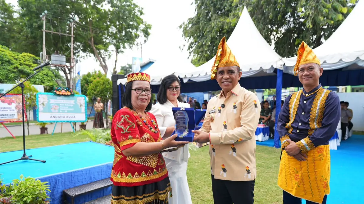 Gubernur Sulawesi Tengah, Anwar Hafid, menyerahkan penghargaan di peringatan Hari Keluarga Nasional (Harganas) ke-33 Tahun 2026 di halaman Kantor Perwakilan Badan Kependudukan dan Keluarga Berencana Nasional (BKKBN) Provinsi Sulawesi Tengah, Senin (30/6/2026).(Humas Pemprov Sulteng)