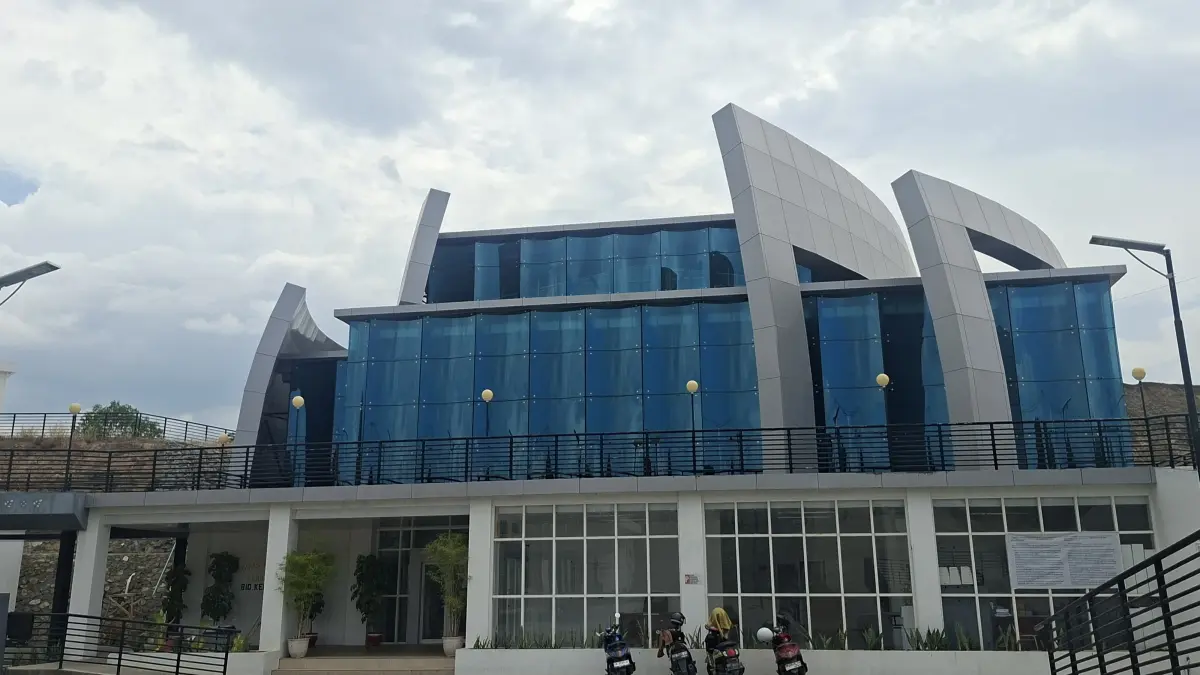 Gedung Kesenian Kota Palu menjadi sorotan publik terkait tarif penyewaan. Pengelola menegaskan biaya Rp4,5 juta hanya berlaku untuk kegiatan komersial berskala besar. Foto: Annisa Tri Yusnida/Radar Palu.