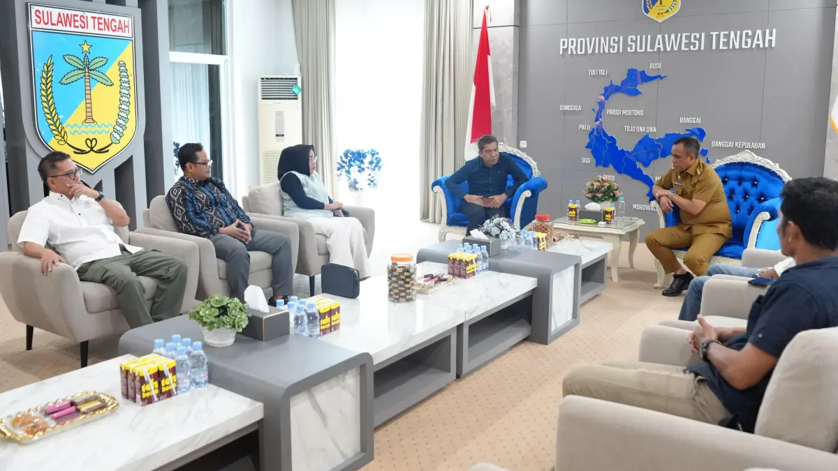 Gubernur Sulawesi Tengah, Anwar Hafid, menerima silaturahmi Ketua Kadin Sulawesi Tengah terpilih periode 2026–2031, Gufron Ahmad, di ruang kerja gubernur, Senin (29/6/2026), membahas penguatan investasi dan ekspor daerah. Foto: Pemprov Sulteng&nbsp;