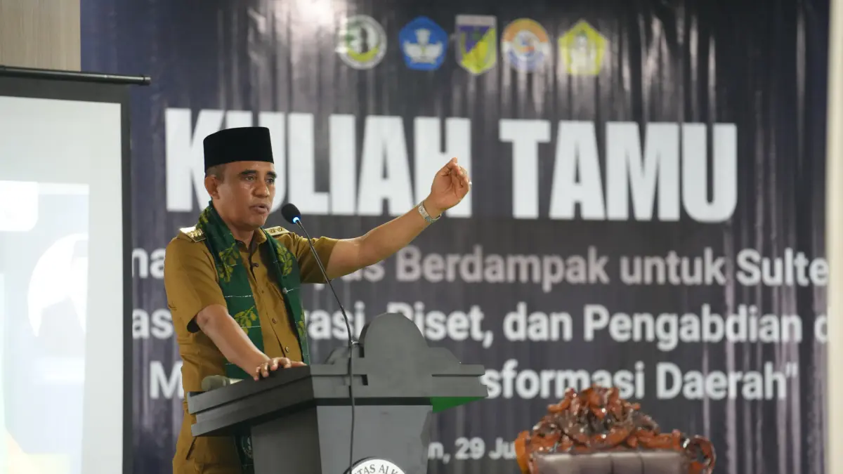 Gubernur Sulawesi Tengah, Anwar Hafid, menyampaikan kuliah tamu di Aula Fakultas Kedokteran Universitas Alkhairaat, Palu, Senin (29/6/2026), membahas peran kampus dalam mendukung visi Sulteng Nambaso. Foto: Ro. Adpim Sulteng&nbsp;