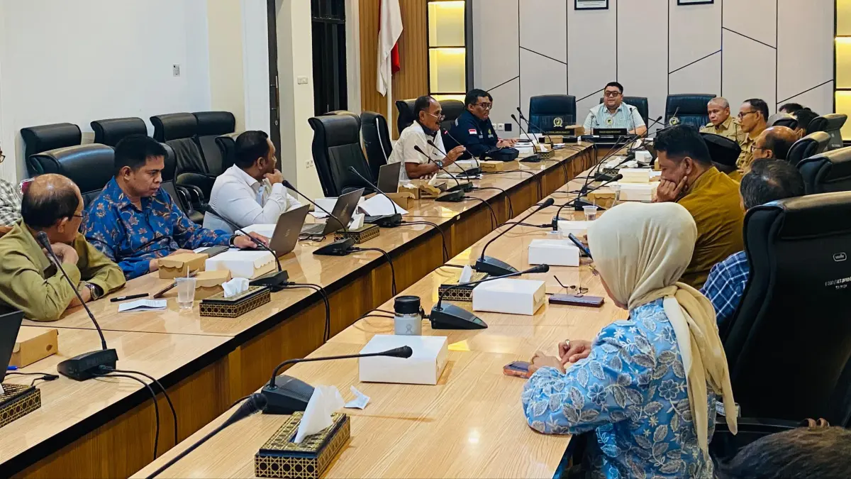 Komisi III DPRD Sulawesi Tengah menggelar rapat koordinasi bersama OPD dan pemangku kepentingan sektor migas membahas status Blok Surumana di Ruang Baruga DPRD Sulteng, Senin (29/6/2026). Foto: Annisa Nurul Wibdy/Radar Palu.