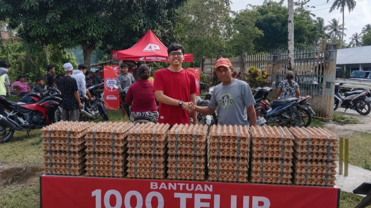 Main Dealer Anugerah Perdana Honda Region Sulawesi Tengah menyerahkan bantuan kepada warga terdampak gempa di Desa Kamarora, Kecamatan Nokilalaki, Kabupaten Sigi, melalui aksi Honda Sulteng Peduli Gempa, Sabtu (27/6/2026). Foto: Istimewa