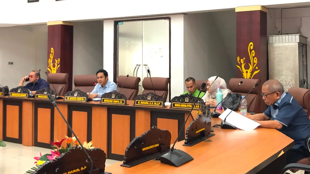 Panitia Khusus DPRD Kota Palu menggelar rapat pembahasan Ranperda Penyelenggaraan Sanitasi Total Berbasis Masyarakat (STBM) bersama sejumlah OPD di Ruang Rapat Utama DPRD Kota Palu, Senin (29/6/2026). Foto: Annisa Nurul Wibdy/Radar Palu.
