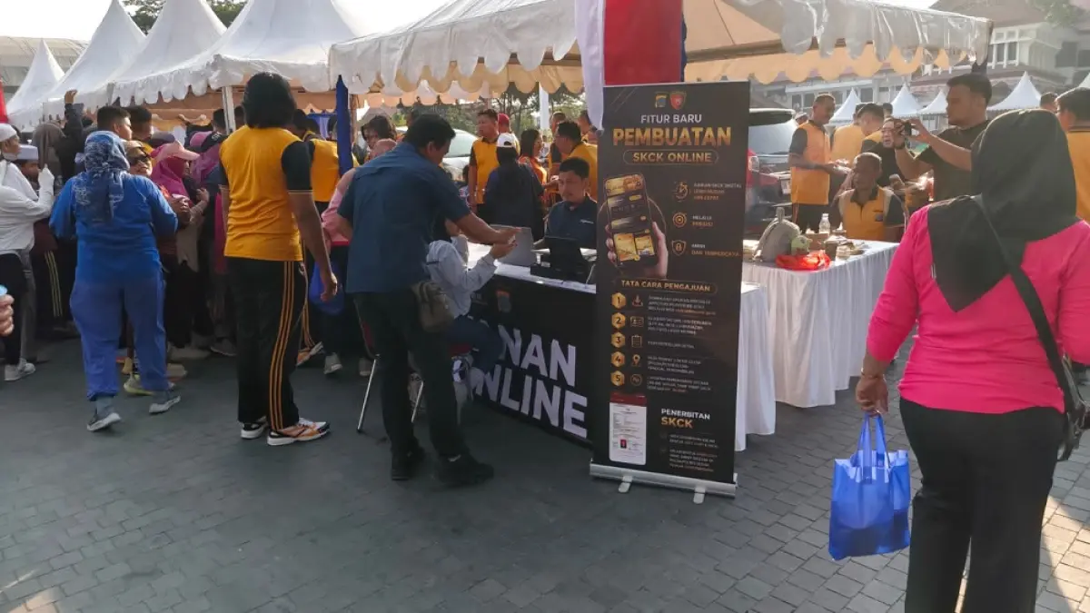 PELAYANAN : Suasana pelayanan Polri di kawasan Car Free Day Lapangan Vatulemo, Kota Palu, Minggu (28/6), dalam rangkaian kegiatan Hari Bhayangkara ke-80 yang digelar Polda Sulawesi Tengah.(Istimewa)