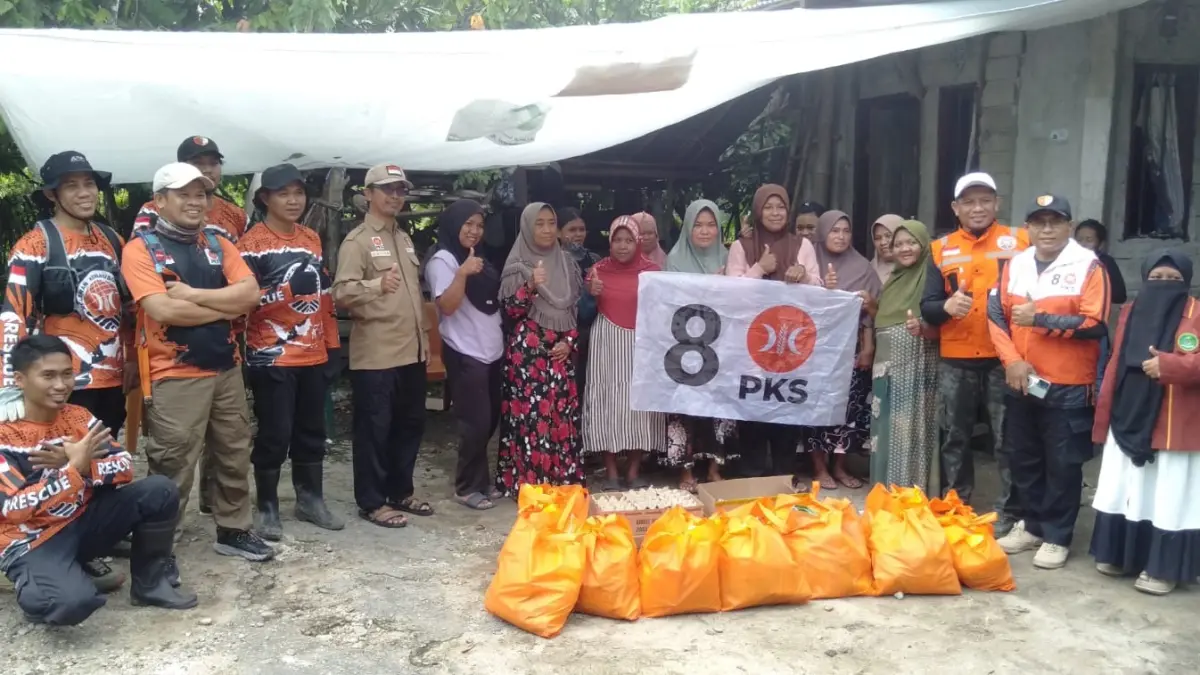 DISALURKAN: Ketua DPW PKS Sulteng, Moh. Wahyuddin, memimpin penyerahan bantuan kepada warga terdampak gempa bumi di Kabupaten Sigi.(FOTO: HUMAS PKS SULTENG/RADAR PALU).