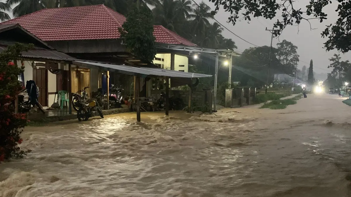Genangan banjir merendam ruas jalan di Desa Saluaba dan Desa Buntongi, Kecamatan Ampana Kota, Kabupaten Tojo Una-Una, setelah hujan deras mengguyur wilayah tersebut, Senin (29/6). Foto: Istimewa&nbsp;