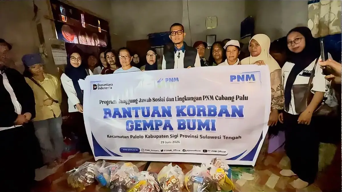 Jajaran Manajemen PNM Cabang Palu menyalurkan bantuan sembako dan santunan kepada korban gempa serta panti asuhan di Kabupaten Sigi, Senin (29/6). Foto: Istimewa&nbsp;