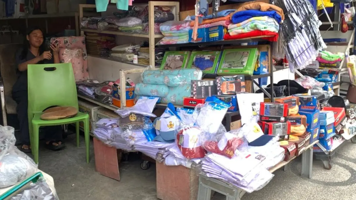 JELANG AJARAN BARU: Aktivitas perdagangan seragam sekolah di Pasar Masomba, Kota Palu, mulai bergeliat.(RINA ABD HALIK)