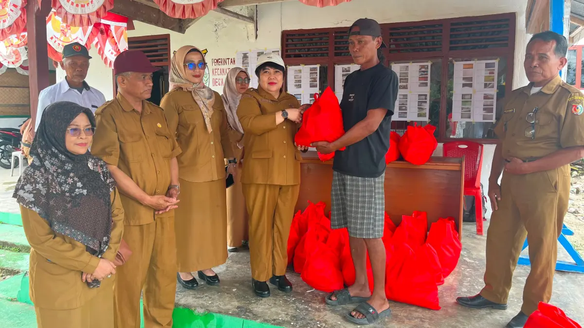Kepala BRIDA Sulteng Christina Shandra Tobondo menyerahkan bantuan sembako hasil donasi ASN kepada warga terdampak gempa di Desa Bahagia, Kecamatan Palolo, Kabupaten Sigi, Selasa (30/6/2026). Foto: Istimewa&nbsp;