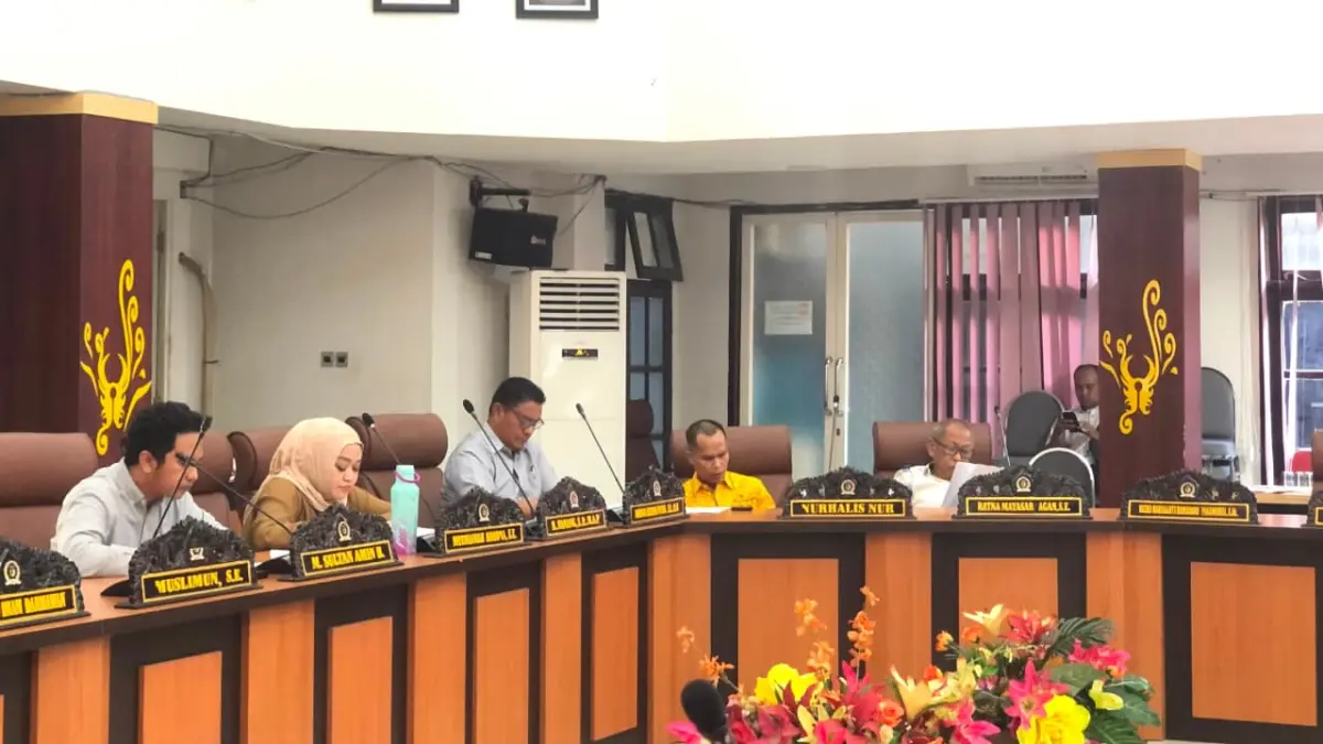 Pansus DPRD Kota Palu menggelar rapat pembahasan Ranperda Pengendalian dan Pengawasan Minuman Beralkohol bersama pemerintah daerah, Selasa (30/6/2026). (Annisa Wibdy)