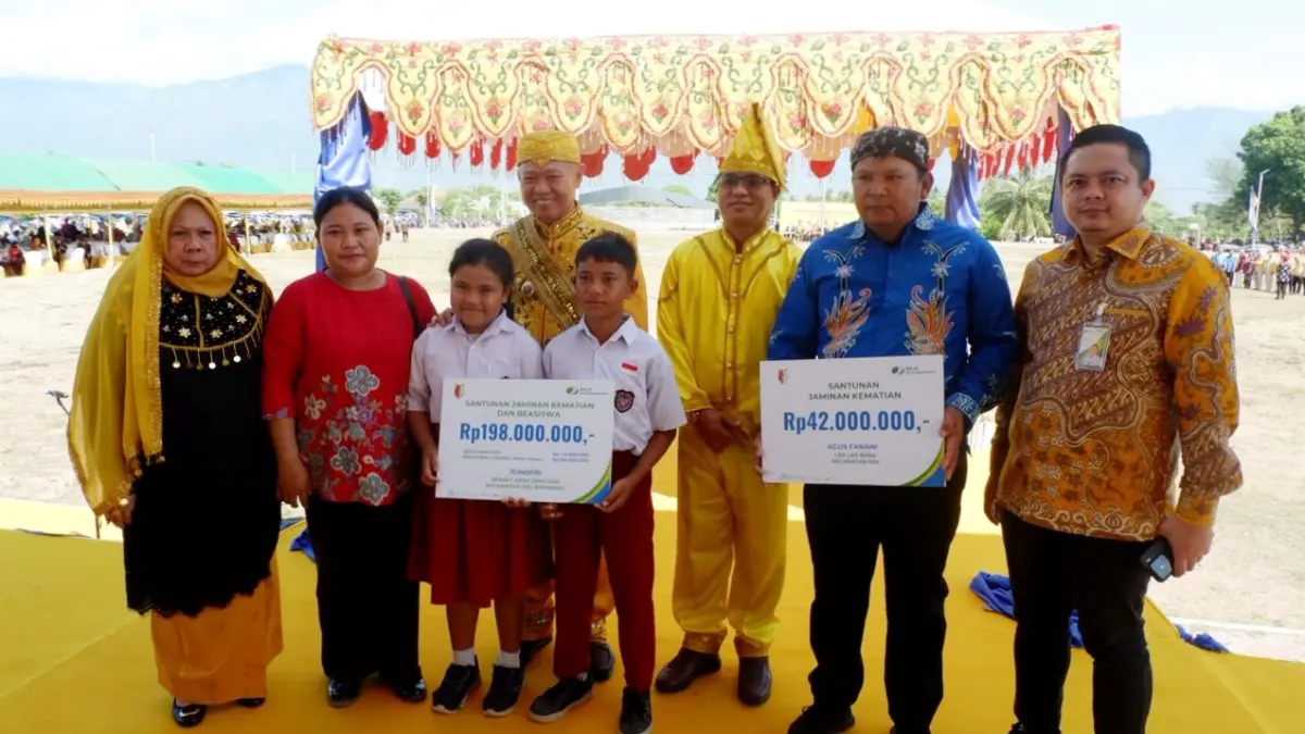 Penyerahan secara simbolis manfaat Program Jaminan Kematian (JKM) dan beasiswa pendidikan kepada ahli waris peserta BPJS Ketenagakerjaan.