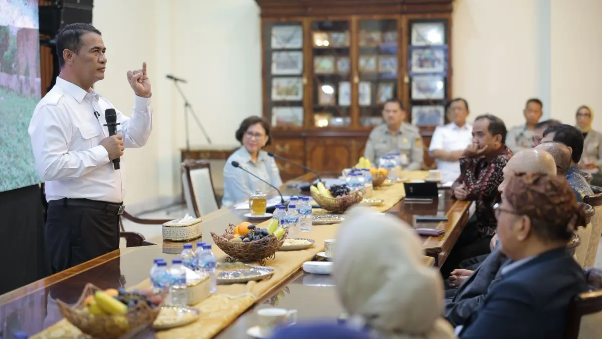 Pertemuan antara jajaran pimpinan, peneliti, pusat studi, dosen, dan mahasiswa UGM dengan Menteri Pertanian di Jakarta, Senin (29/6/2026). 
