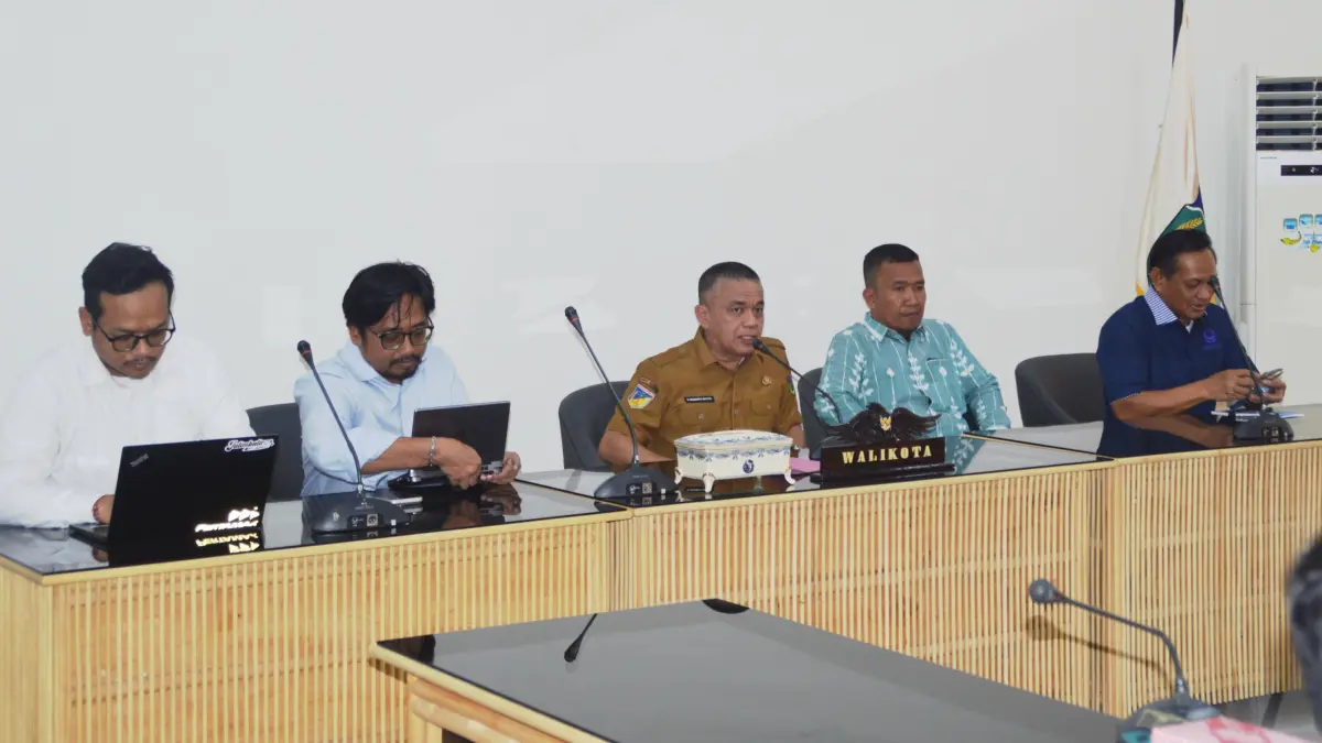 rapat koordinasi terkait penertiban distribusi solar subsidi di wilayah Kota Palu, yang dipimpin langsung oleh Wali Kota Palu H. Hadianto Rasyid, SE.
