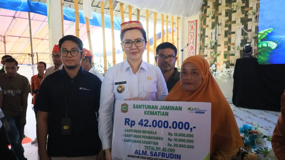 SERAHKAN: Bupati Poso, Verna Inkiriwang meneyerahkan santunan kepada peserta BPJS Ktenagakerjaan, disaksikan pimpinan BPJS Ketenagakerjaan Poso.(FOTO: ISTIMEWA/RADAR PALU)