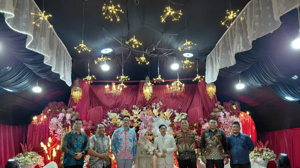 Suasana penuh kehangatan usai peresmian Asmora Hotel di Kecamatan Moutong. Branch Office Head BRI Cabang Parigi, I Dewa K. Yudyadana, bersama jajaran tamu undangan berfoto bersama pemilik hotel dan keluarga sebagai bentuk dukungan terhadap pengembangan sektor perhotelan dan pariwisata di Kabupaten Parigi Moutong.