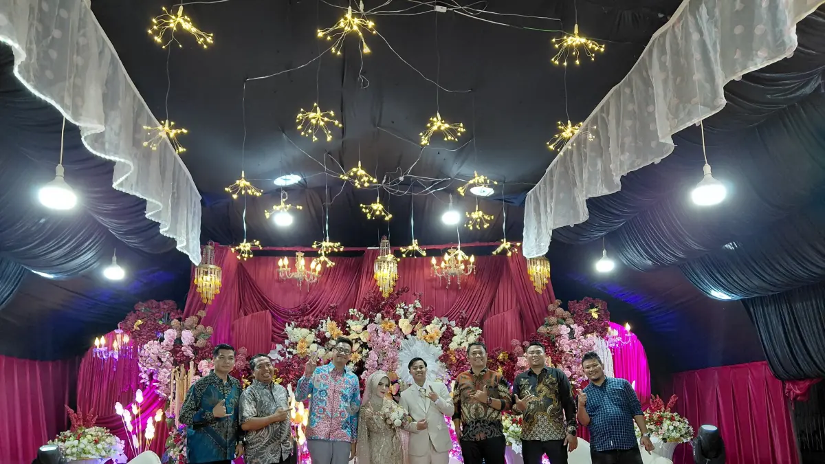 Suasana penuh kehangatan usai peresmian Asmora Hotel di Kecamatan Moutong. Branch Office Head BRI Cabang Parigi, I Dewa K. Yudyadana, bersama jajaran tamu undangan berfoto bersama pemilik hotel dan keluarga sebagai bentuk dukungan terhadap pengembangan sektor perhotelan dan pariwisata di Kabupaten Parigi Moutong.