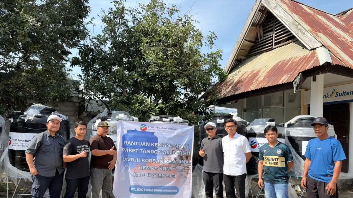 PENYALURAN BANTUAN: PT EDC Panas Bumi Indonesia bekerja sama dengan PMI Kabupaten Sigi menyalurkan 100.000 liter air bersih dan 11 unit tandon air bagi masyarakat terdampak gempa bumi di Kecamatan Palolo, Kabupaten Sigi, sebagai upaya memenuhi kebutuhan dasar warga selama masa pemulihan pascabencana. FOTO: DOK. PT EDCPBI