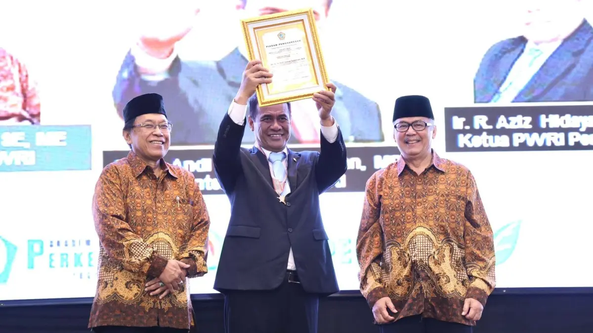  Menteri Pertanian (Mentan) Andi Amran Sulaiman dianugerahkan Penghargaan Wredatama Nugraha Utama oleh Persatuan Wredatama Republik Indonesia (PWRI). 