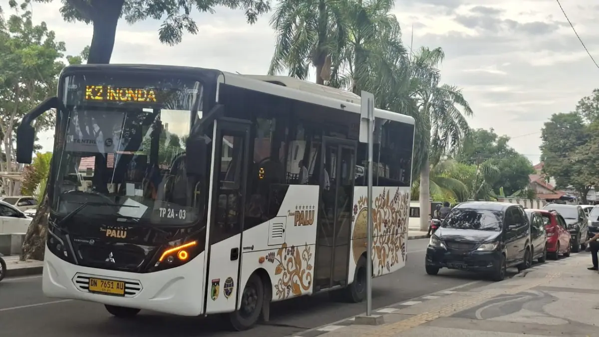 PENYESUAIAN : Bus Trans Palu yang akan dilakukan penyesuaian secara bertahap agar tercipta fasilitas publik yang ramah disabilitas dan mendukung terciptanya kota yang inklusif