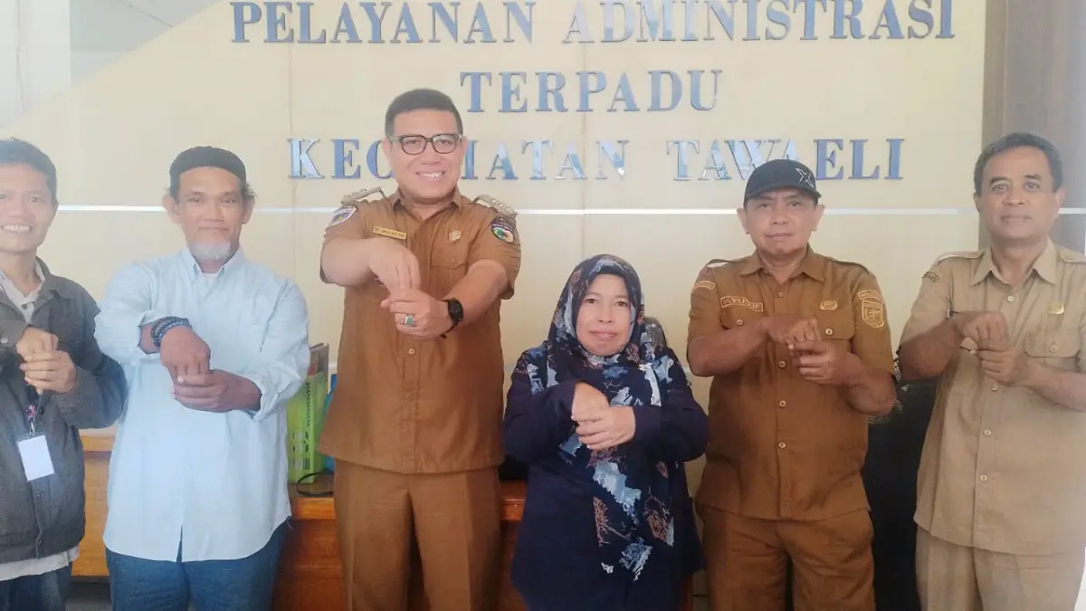 INKLUSI: Aksi nyata wujudkan kesetaraan pelayanan. Staf Khusus Wali Kota bidang Disabilitas, Yassin Ali Hadu, berfoto bersama tim OPD Kecamatan Tawaeli, tim Sikola Mombine, dan tim pokja OPdis usai sosialisasi layanan inklusif untuk forum anak remaja disabilitas, Selasa (30/6/2026).(IST)