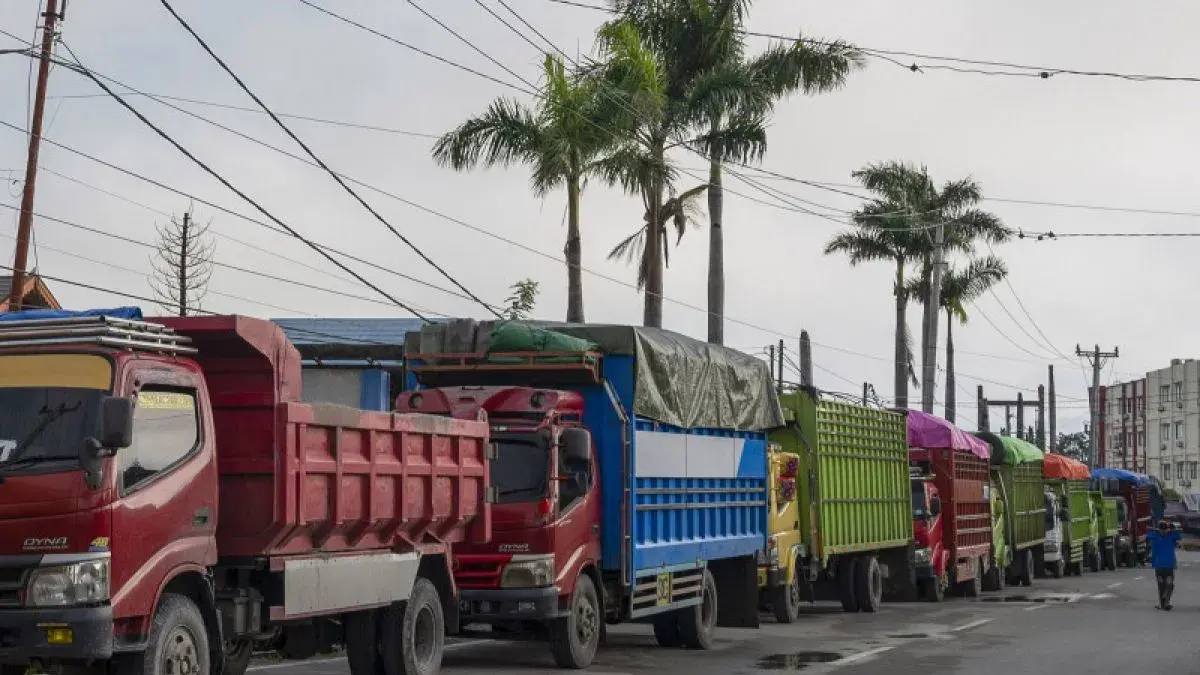 Sejumlah truk mengantre di salah satu SPBU di Kota Palu untuk mengisi BBM jenis Solar. Pemerintah Kota Palu melalui akun Threads resmi @palu.kota mengumumkan penyesuaian jadwal penyaluran Solar di seluruh SPBU, di mana kendaraan mulai dapat mengantre pukul 18.00 WITA dan pelayanan pengisian dimulai pukul 19.00 WITA sejak 1 Juli 2026. FOTO: Basri Marzuki/ANTARA