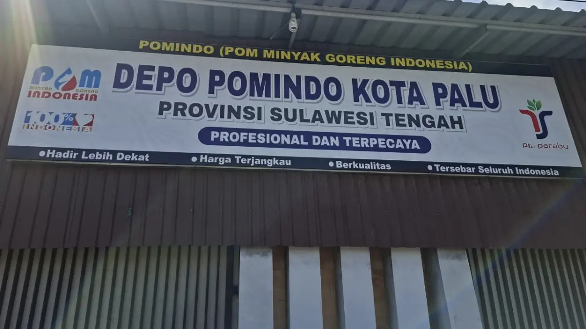 Aktivitas penjualan minyak goreng di depo POMINDO Jalan Jati, Kota Palu. Disperdagind Kota Palu mendorong pengawasan lintas instansi, termasuk pemeriksaan akurasi mesin oleh UPTD Metrologi. Foto: Annisa Tri Yusnida/Radar Palu.