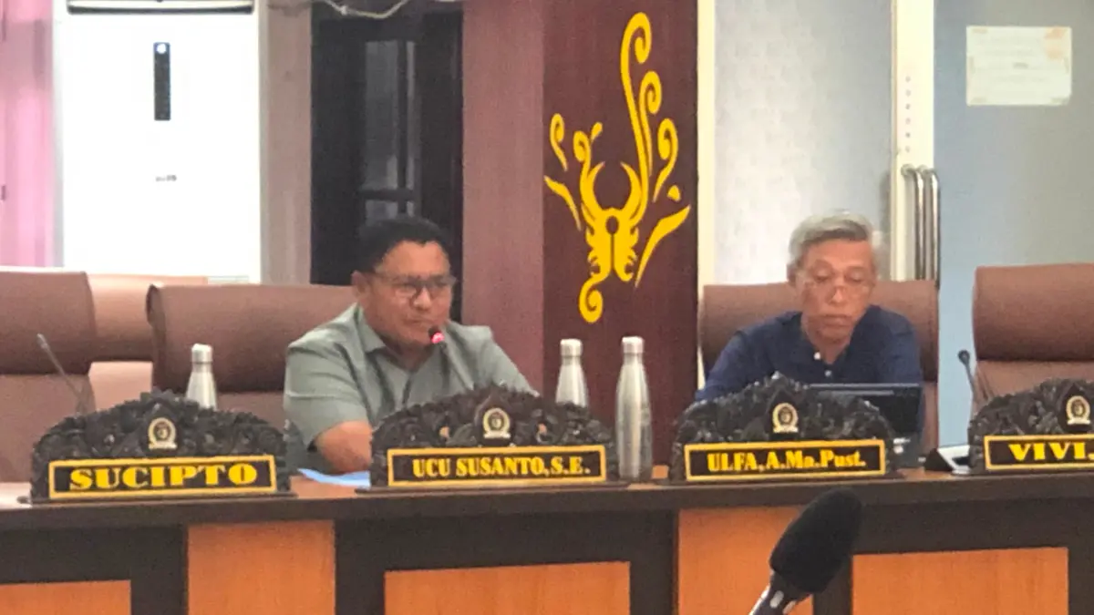 Anggota Banggar DPRD Kota Palu, Zet Pakan, menyoroti dugaan praktik pungutan di sekolah saat rapat pembahasan Ranperda Pertanggungjawaban APBD 2025 di DPRD Kota Palu, Kamis (2/7/2026). FOTO: Annisa Nurul Wibdy/Radar Palu