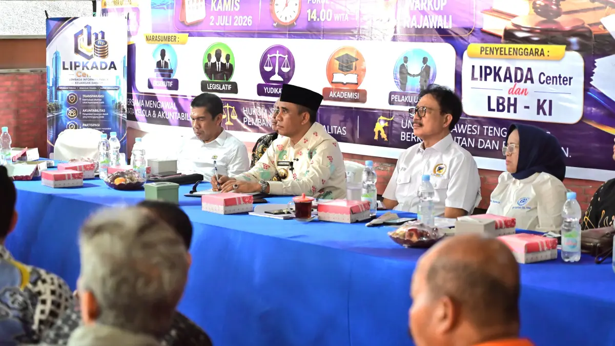 Gubernur Sulawesi Tengah, Anwar Hafid, memaparkan komitmen membangun tata kelola pemerintahan yang bersih dan transparan dalam diskusi publik di Warkop Rajawali, Palu, Kamis (2/7/2026). FOTO: RO. ADPIM SULTENG&nbsp;