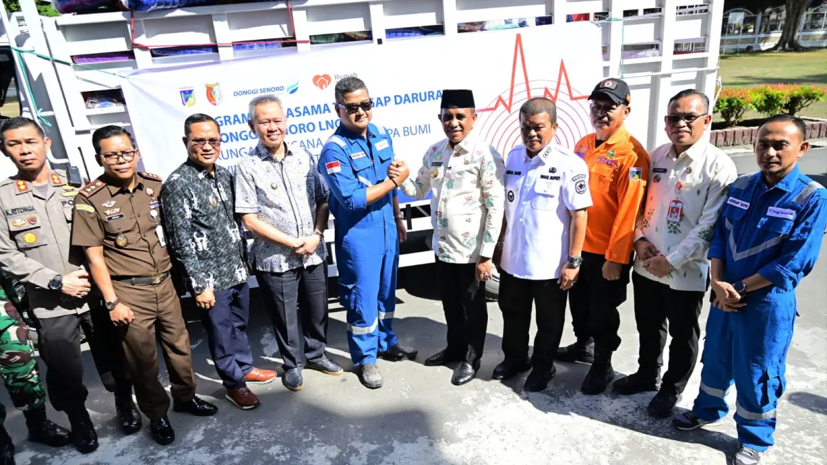 Gubernur Sulawesi Tengah Anwar Hafid menerima secara simbolis bantuan kemanusiaan dari PT Donggi Senoro LNG yang akan didistribusikan kepada korban gempa di Kabupaten Sigi, Parigi Moutong, Poso, dan Kota Palu, Kamis (2/7/2026). Foto: Ro. Adpim Sulteng&nbsp;