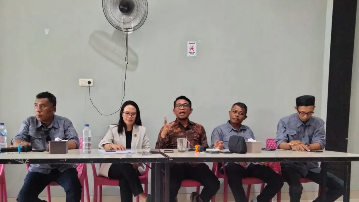 JELASKAN : Kuasa hukum Mohamad Rizal Intjenae menggelar konferensi pers di Kalukubula, Kecamatan Sigi Biromaru, Kabupaten Sigi, Kamis (2/7/2026).(Dokumentasi Kantor Hukum ANANTA)