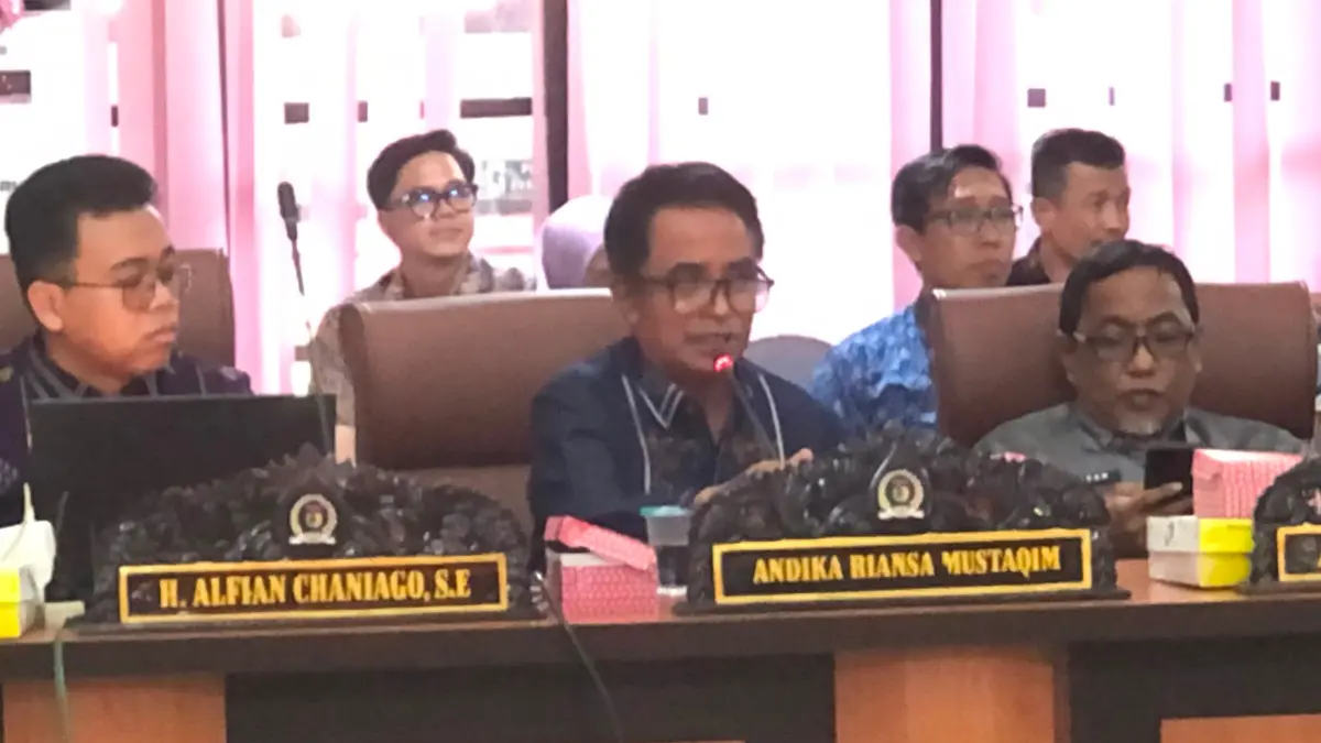 Kepala Dinas Pendidikan dan Kebudayaan Kota Palu, Hardi, memberikan penjelasan saat rapat pembahasan Ranperda Pertanggungjawaban APBD 2025 di DPRD Kota Palu, Kamis (2/7/2026). FOTO: Annisa Nurul Wibdy/Radar Palu